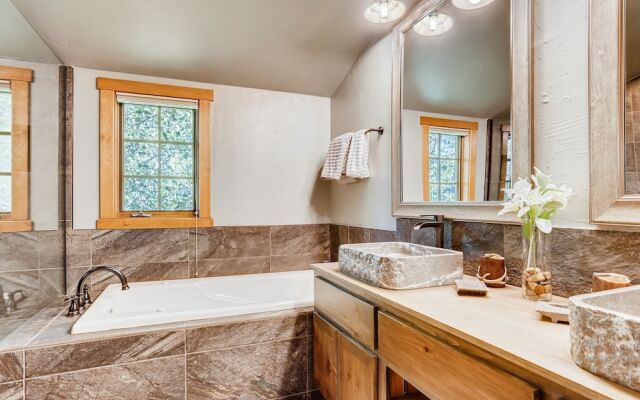 28953 Cathedral City - 5 Br Home