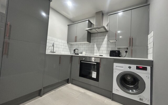 Private Luxury Apartment - Free Parking & Wi-fi