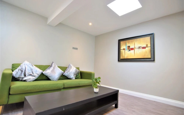 Modern two Bedroom Next TO Brighton Station