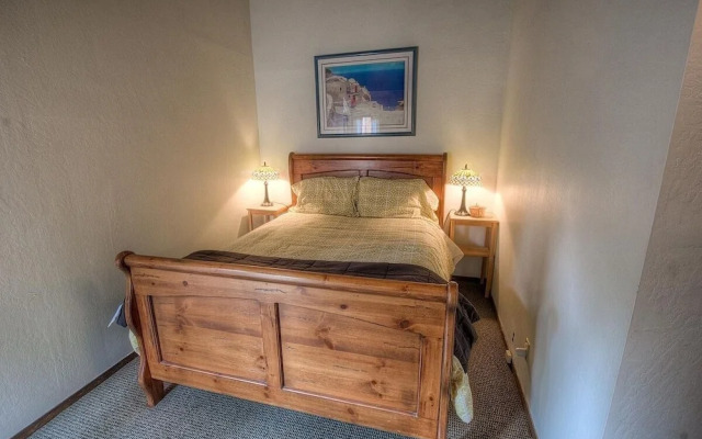 Alpine Getaway 3 Bedroom Home by RedAwning