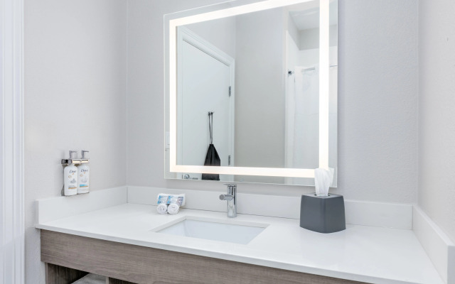 Holiday Inn Express Hotel & Suites Winnie by IHG