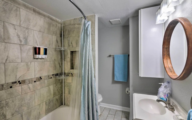 Romantic Apt: Private Patio & Shared Hot Tub!