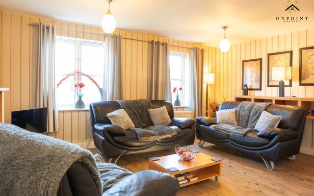 "Captivating & Comfy 3 Bed Home 2 Parking"
