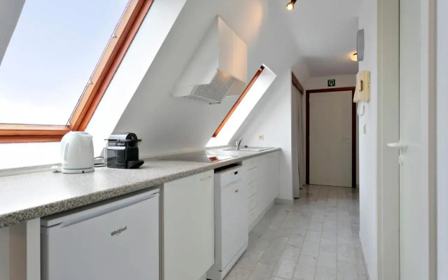 Warm Lofty and Spacious Studio