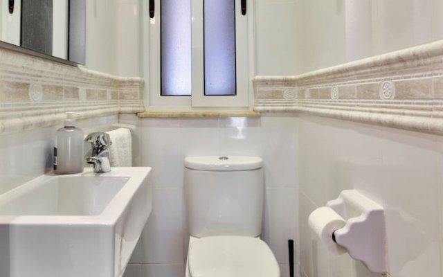 Central Flat With Traditional Maltese Balcony