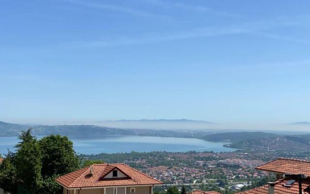 Sapancada Göl Manzarali Özel Havuzlu 3+1 Vi̇lla
