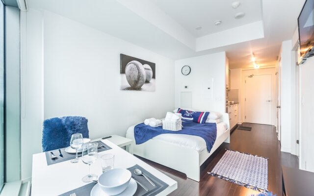 Couples Retreat @downtown With Lakeshore View