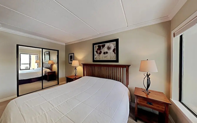 Spacious 3 Bed 3 Bath Condo with 3 Spas and Great View - Just Steps Away from Ski Adventure! by RedAwning