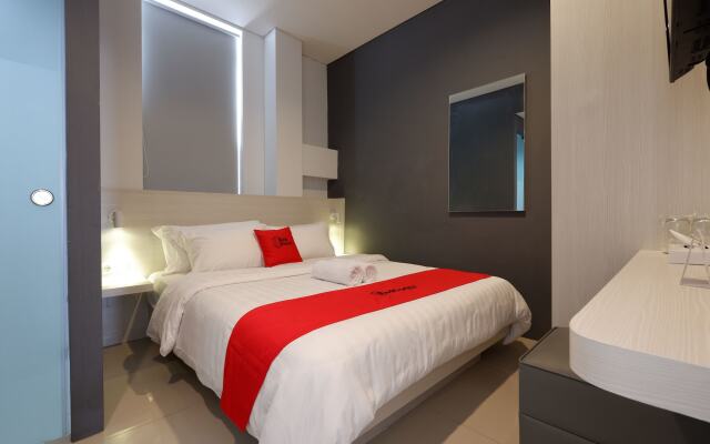 RedDoorz Plus near Ciputra Mall Simpang Lima