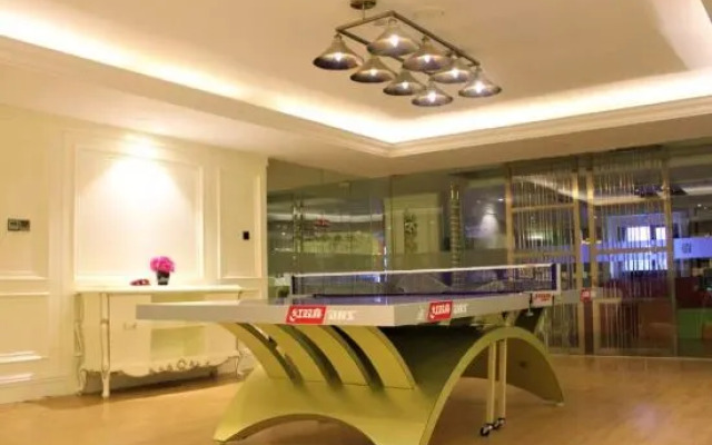 Xianhua Sandalwood Lakeside Hotel