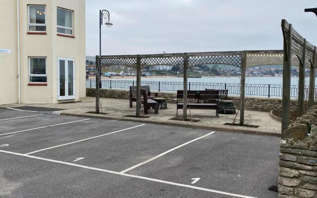 1 Quayside Court