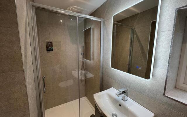 3 Bed House - Sleeps 5 - Pets - Garden - Parking