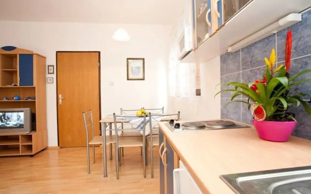 Miro - 300 m From sea - A1 Plavi