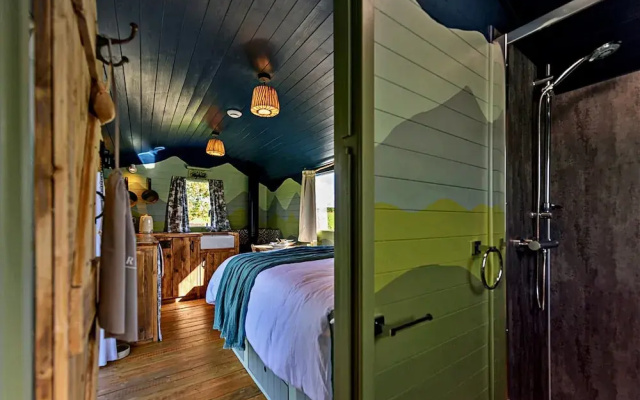 Tranquil Shepherds Hut With Stunning Views, No Deposit