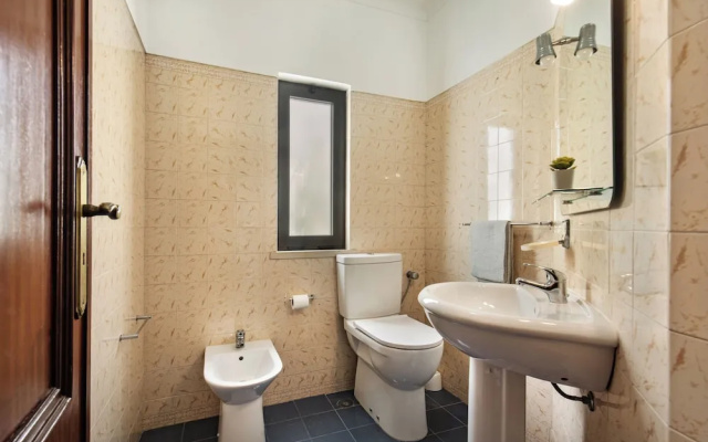 Residential Cul-de-sac Walking Distance to Centre, Private Pool, Free AC & Wifi