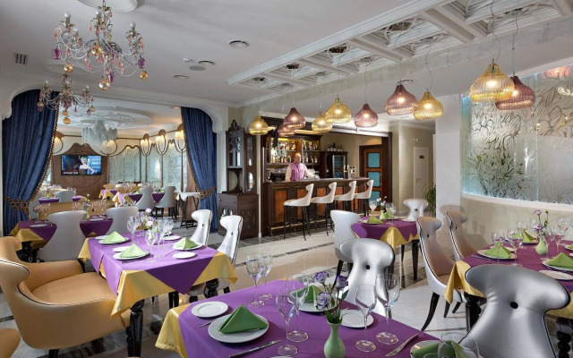 Iris Art Hotel