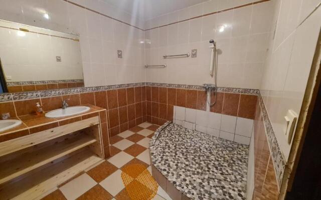 Grand T3 Hypercentre St-Denis: tout à proximité