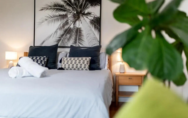 Garden Oasis-1 min from the beach & pet friendly!