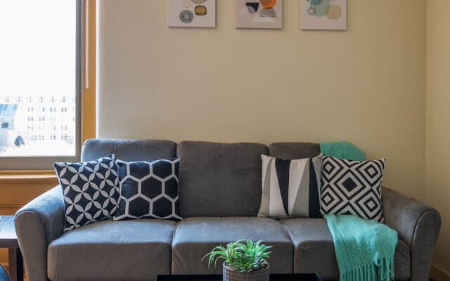 High-Rise Downtown Apts by Frontdesk