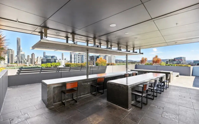 Elegant Inner-city 1-bed With Rooftop Dining