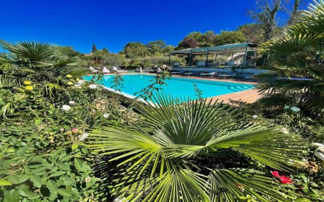Spoleto-poolside-sleeps-20pool, Jacuzzi, Gardens - Spectacular Grounds
