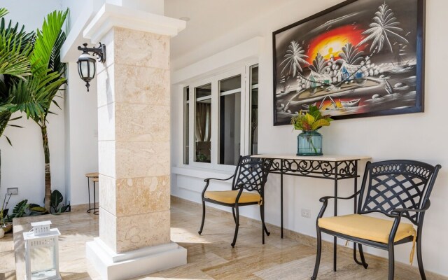 Amazing Private Villa with Chef & Maids