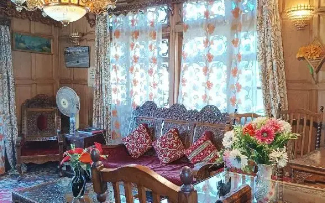 New minar group of houseboats