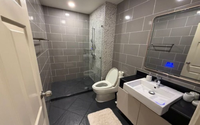 1BR Condo Gym Sauna Pool 650m Beach C271