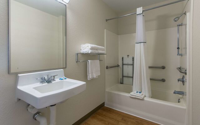 HomeTowne Studios by Red Roof Fresno - West