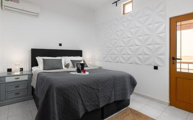 A Unique 3-4 bedrooms house in OLD TOWN