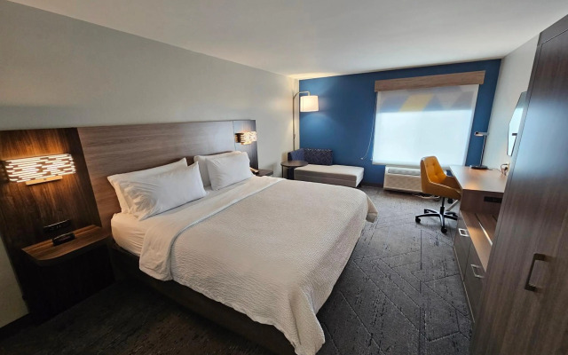 Holiday Inn Express Hotel & Suites Cincinnati-Blue Ash by IHG