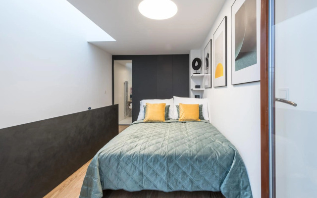 Fully renovated stylish duplex in a convenient location