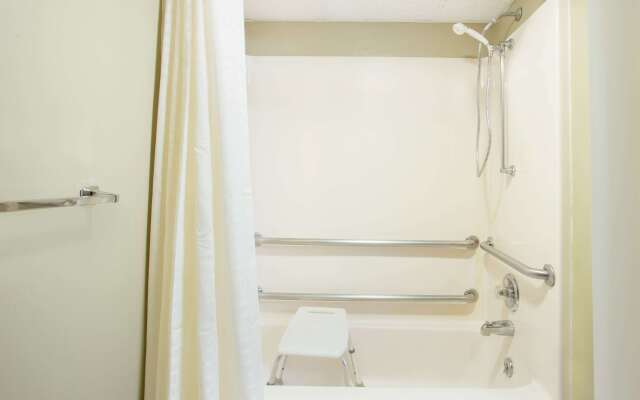 Super 8 by Wyndham Normal Bloomington