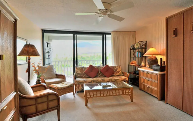 Lahaina Shores #522 Studio Bedroom Condo by RedAwning