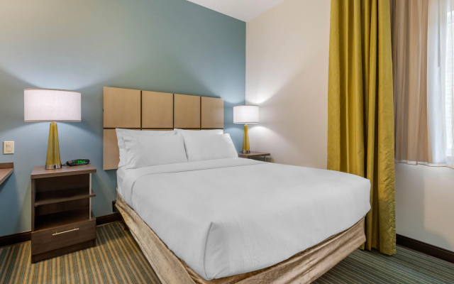 Candlewood Suites Fort Myers Sanibel Gateway by IHG - Image 3