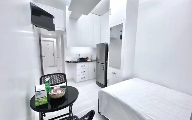 250 sqft 2 Studio Apt Pool and Sauna