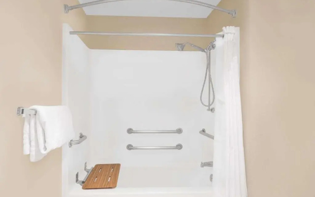 Baymont Inn & Suites Litchfield