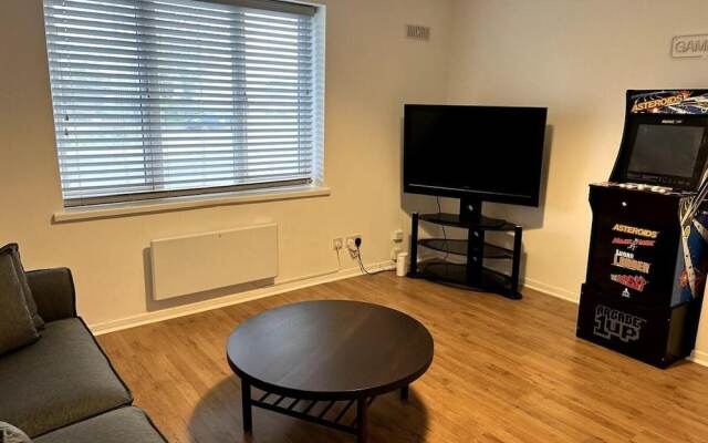 Essex 2 Bed Flat Near Station With Free Parking