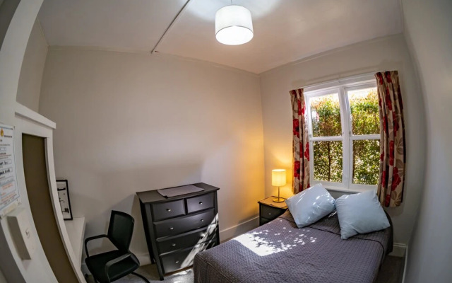 The Red Monkey Travellers' Lodge - Hostel