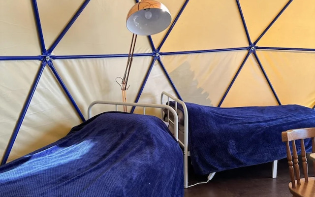 Geodome Glamping With sea Views Near Pendine