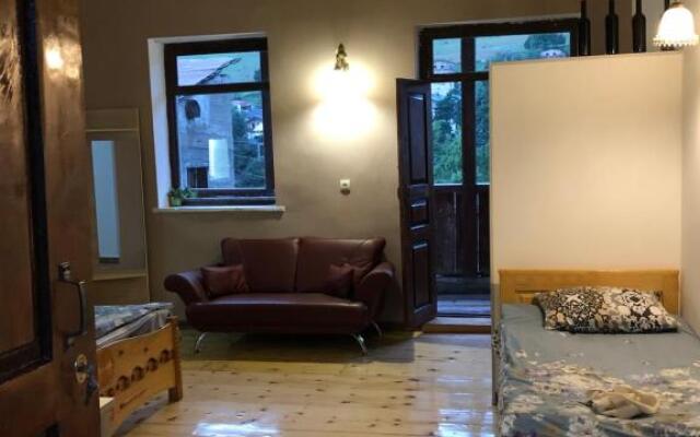 Travel Inn House Mestia • მოგზაურის სახლი