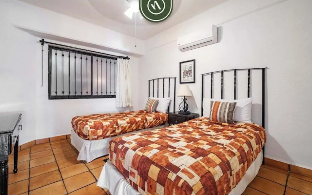 Amazing 2 BR Condo Overlooking the Pool - Romantic Zone