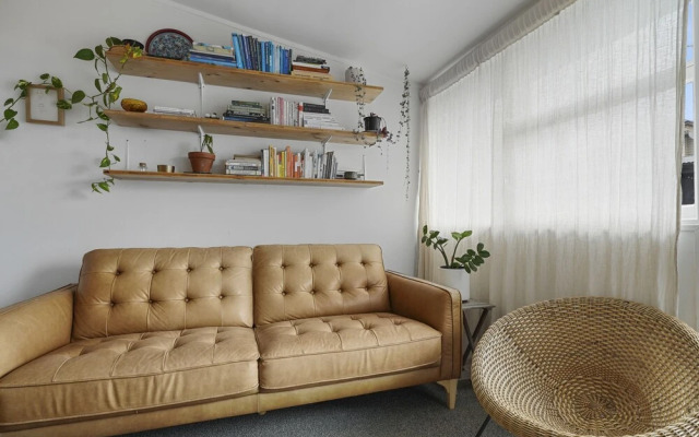 Central Quiet 2BR Apt -  Wifi -  Parking