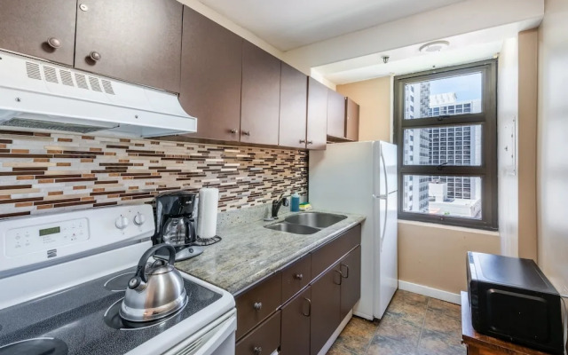 Spacious 14th Floor Corner Suite, Partial Diamond Head and Ocean Views, FREE Parking! by Koko Resort Vacation Rentals