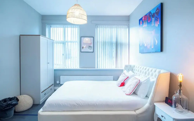 Creative & Cheerful Apartment by Avo in Sheffield