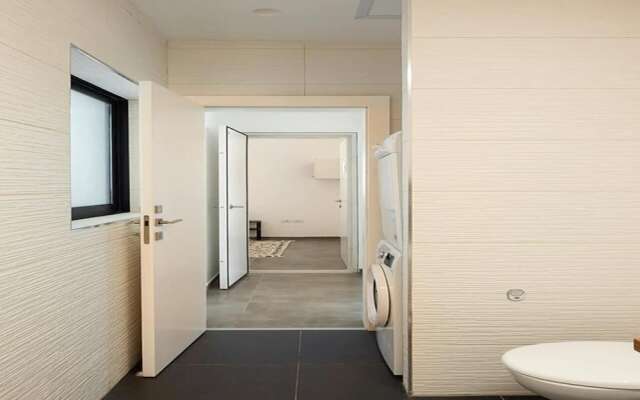 Luxury Penthouse on High Floor with Hot Tub