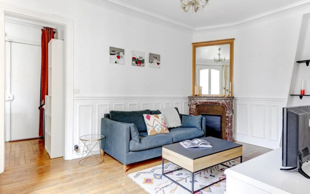 Elegant 1BR Steps to Marais & Louvre