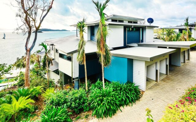 Villa 12 The Edge Oceanfront Deluxe 3 Bedroom Near Marina With Golf Buggy – Outside – Hamilton Island