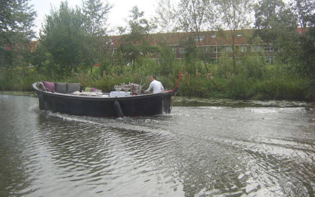 Bed and Breakfast Houseboat Harmony