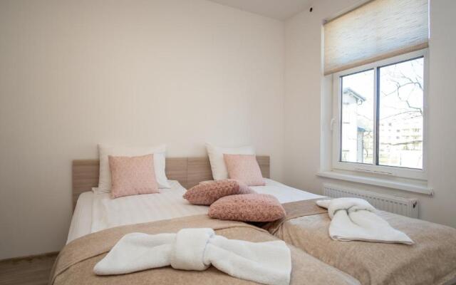 Contact Free Apartments with Free Parking by Dream Stay